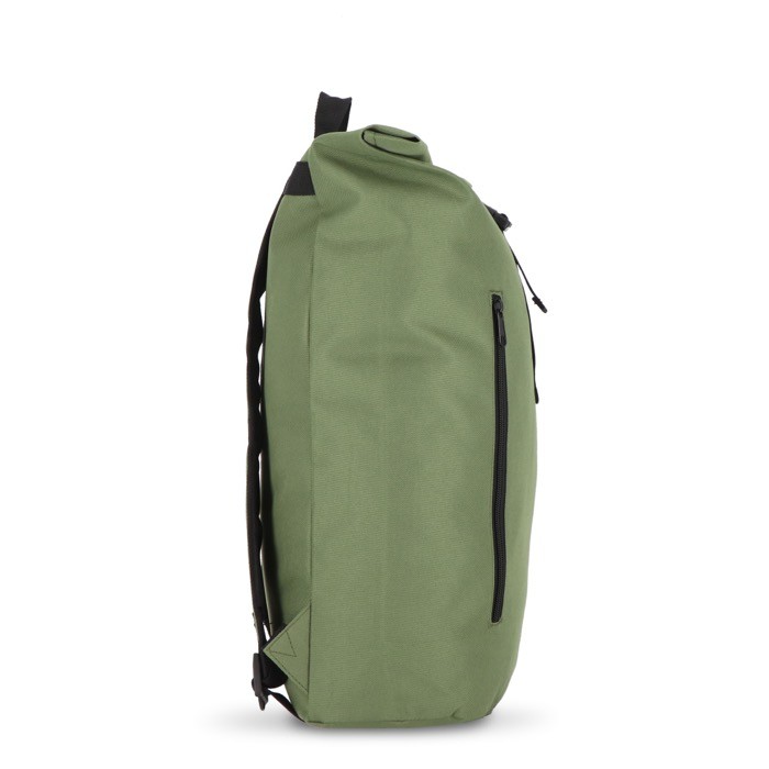 Mochila rolltop de RPET con pequeña cremallera frontal 20L color verde oliva tercera vista Mochila rolltop de RPET con pequeña cremallera frontal 20L color verde oliva tercera vista
