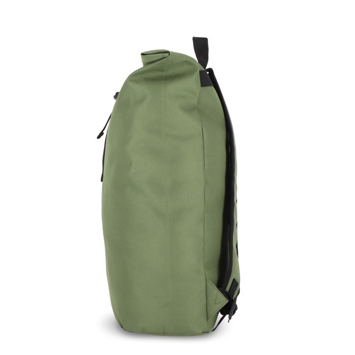 Mochila rolltop de RPET con pequeña cremallera frontal 20L color verde oliva cuarta vista Mochila rolltop de RPET con pequeña cremallera frontal 20L color verde oliva cuarta vista