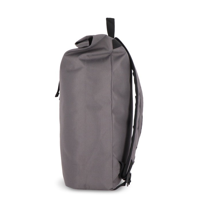 Mochila rolltop de RPET con pequeña cremallera frontal 20L color gris cuarta vista Mochila rolltop de RPET con pequeña cremallera frontal 20L color gris cuarta vista