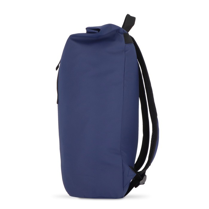 Mochila rolltop de RPET con pequeña cremallera frontal 20L color azul oscuro cuarta vista Mochila rolltop de RPET con pequeña cremallera frontal 20L color azul oscuro cuarta vista