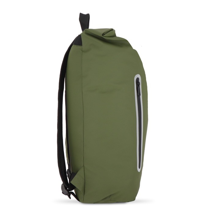Mochila rolltop de RPET con pequeña cremallera frontal 20L color verde oliva tercera vista Mochila rolltop de RPET con pequeña cremallera frontal 20L color verde oliva tercera vista