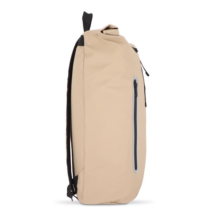 Mochila rolltop de RPET con pequeña cremallera frontal 20L color beige tercera vista Mochila rolltop de RPET con pequeña cremallera frontal 20L color beige tercera vista