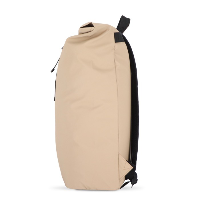 Mochila rolltop de RPET con pequeña cremallera frontal 20L color beige cuarta vista Mochila rolltop de RPET con pequeña cremallera frontal 20L color beige cuarta vista
