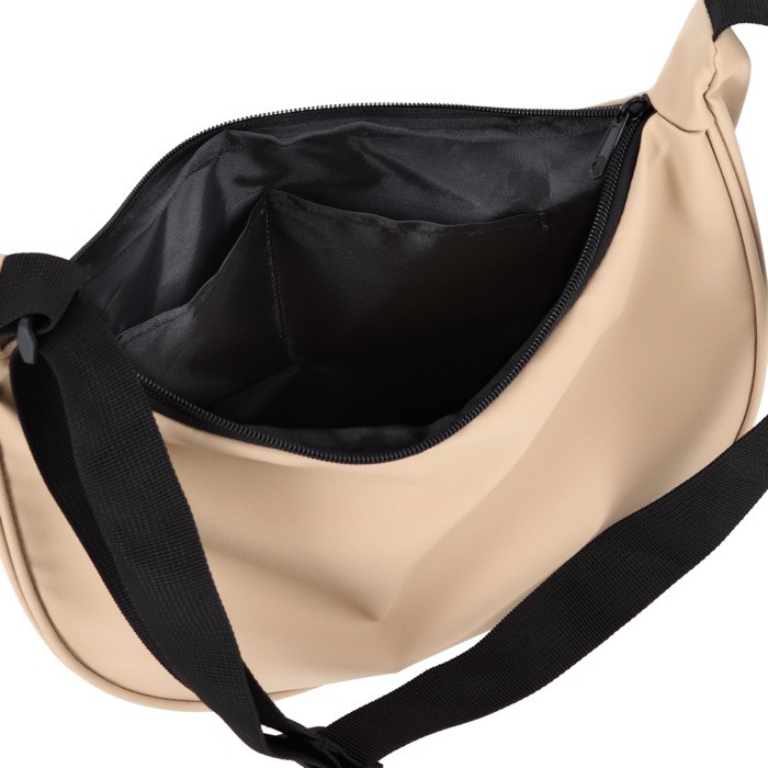 Bolsa bandolera de PU con forma de media luna y correa ajustable color beige cuarta vista Bolsa bandolera de PU con forma de media luna y correa ajustable color beige cuarta vista