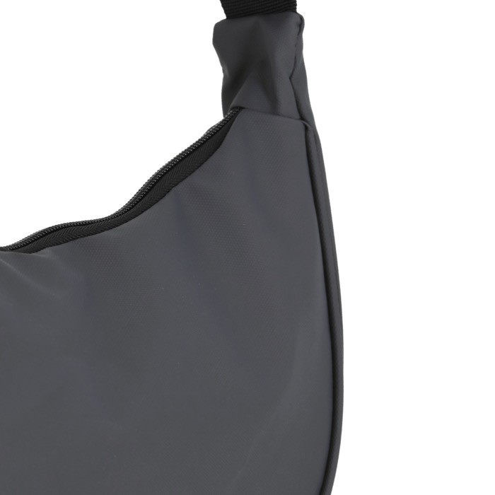 Bolsa bandolera de PU con forma de media luna y correa ajustable color gris tercera vista Bolsa bandolera de PU con forma de media luna y correa ajustable color gris tercera vista