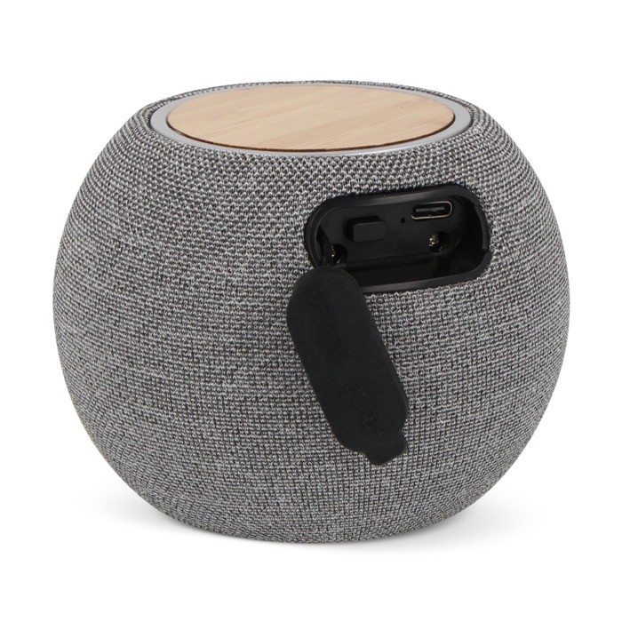 Altavoz y cargador portátil redondo y compacto de RPET y bambú color gris tercera vista Altavoz y cargador portátil redondo y compacto de RPET y bambú color gris tercera vista