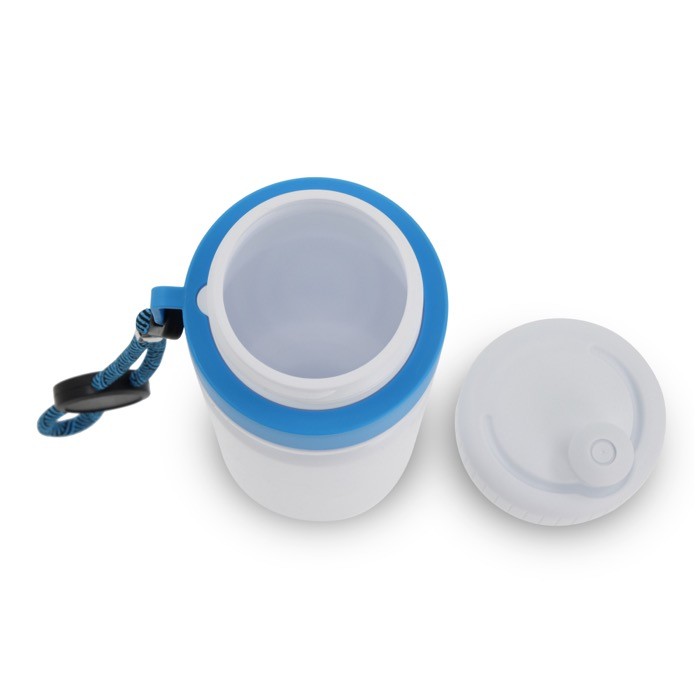 Botella deportiva libre de BPA con detalle a color y correa 500ml color azul claro cuarta vista Botella deportiva libre de BPA con detalle a color y correa 500ml color azul claro cuarta vista