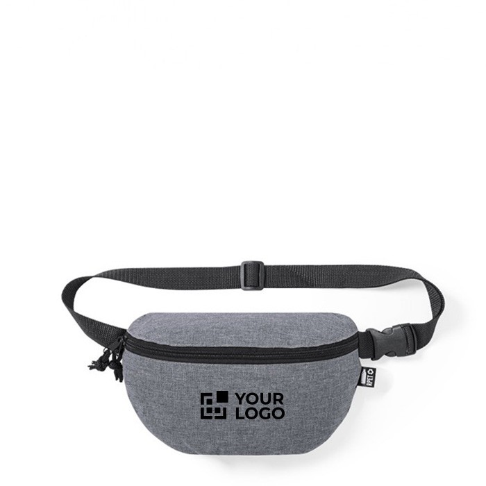 Riñonera de plástico reciclado con cinta ajustable y hebilla vista principal Riñonera de plástico reciclado con cinta ajustable y hebilla vista principal