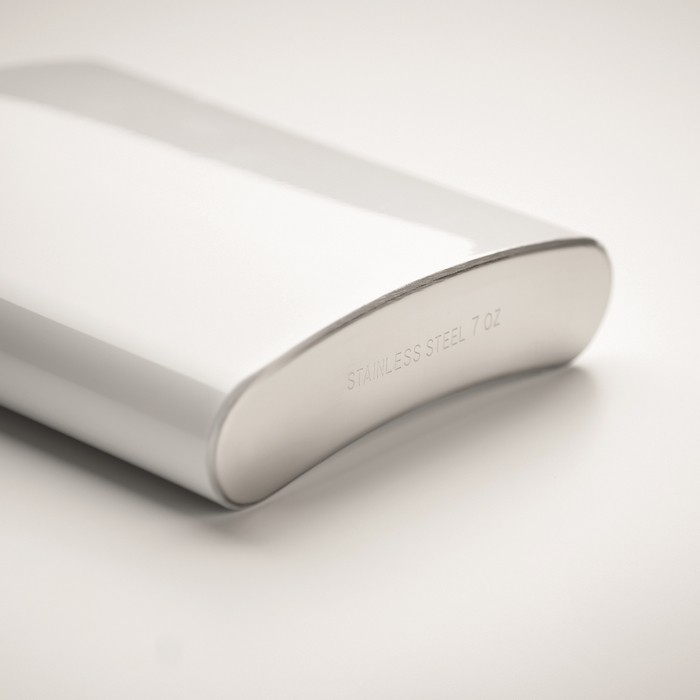 Petaca en acero inoxidable reciclado para impresión a todo color 190ml color blanco vista fotografía quinta vista Petaca en acero inoxidable reciclado para impresión a todo color 190ml color blanco vista fotografía quinta vista