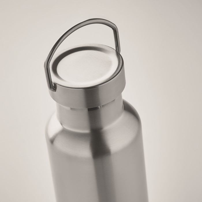 Botella de acero reciclado antifugas con tapón con asa 500ml color plateado mate vista fotografía tercera vista