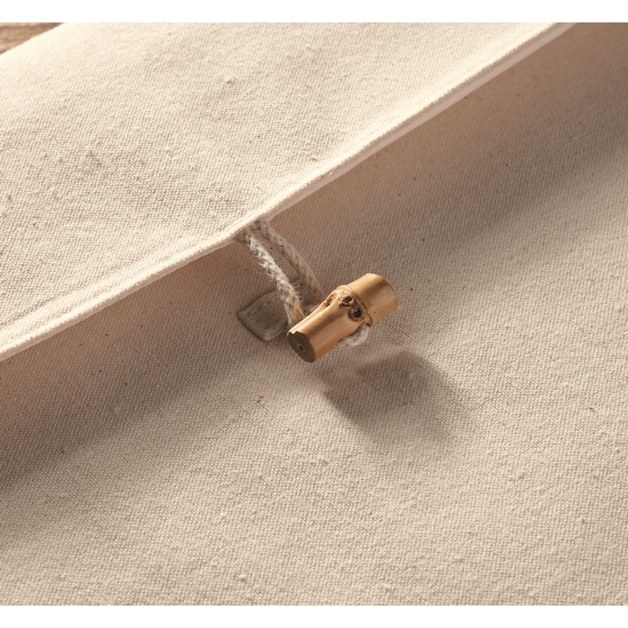 Funda de portátil 15'' algodón con cierre de botón de bambú 120 g/m2 color beige segunda vista bodegón