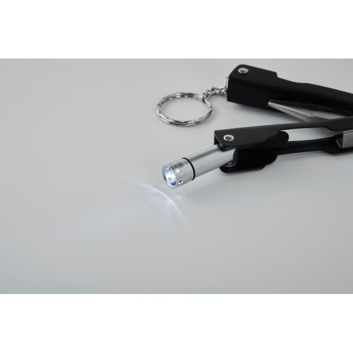 Navaja plegable multiusos de 10 funciones con linterna en estuche color negro vista fotografía cuarta vista Navaja plegable multiusos de 10 funciones con linterna en estuche color negro vista fotografía cuarta vista