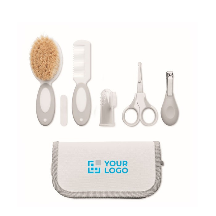 Set de aseo para bebés con 6 piezas dentro de estuche con cremallera vista de impresión Set de aseo para bebés con 6 piezas dentro de estuche con cremallera vista de impresión