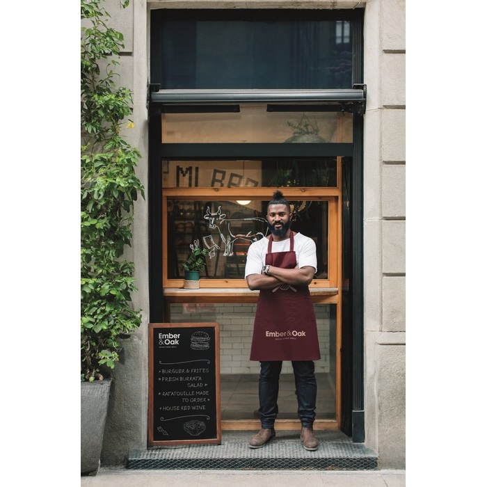 Delantal con bolsillos delanteros y ajustable del cuello 240g/m2 color burdeos vista bodegón principal