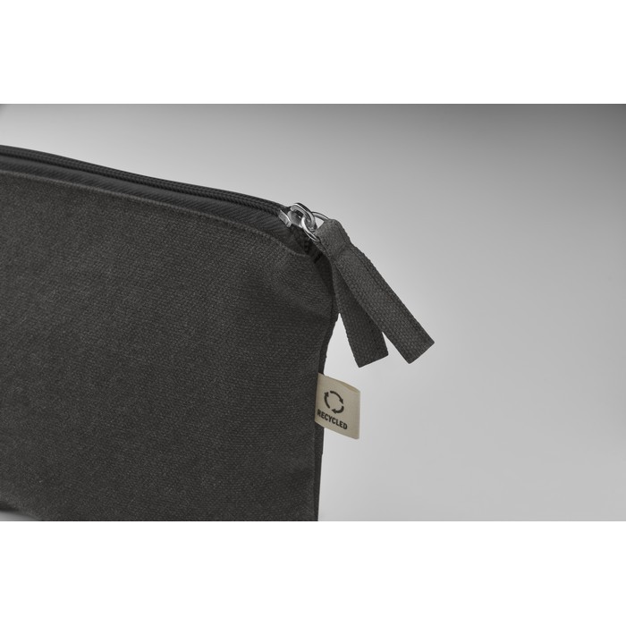 Neceser hecho de tejidos reciclados con cremallera a juego color negro vista fotografía segunda vista Neceser hecho de tejidos reciclados con cremallera a juego color negro vista fotografía segunda vista