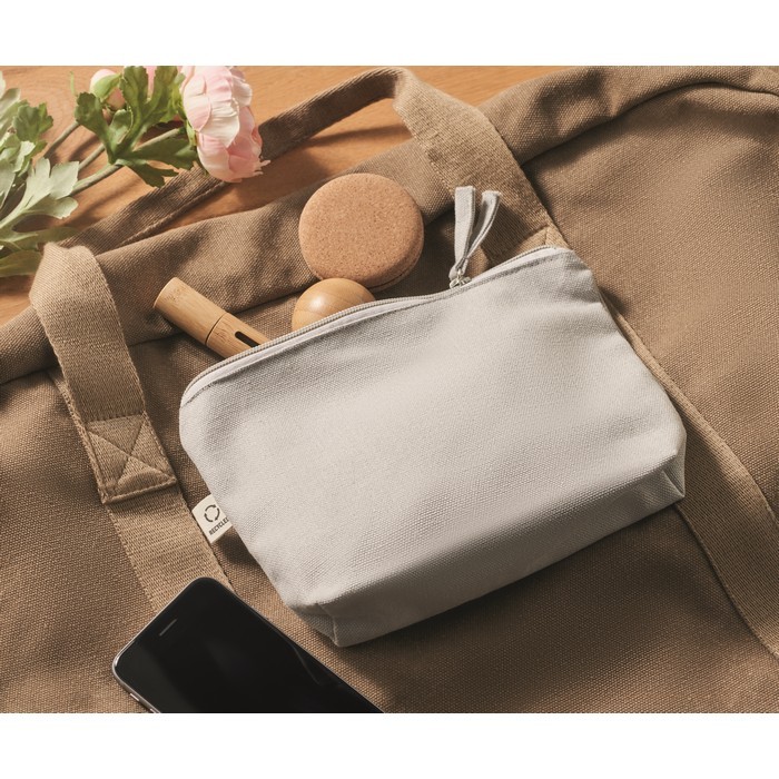 Neceser hecho de tejidos reciclados con cremallera a juego color gris vista bodegón Neceser hecho de tejidos reciclados con cremallera a juego color gris vista bodegón