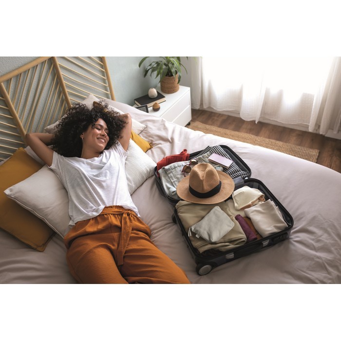 Neceser hecho de tejidos reciclados con cremallera a juego color gris segunda vista bodegón Neceser hecho de tejidos reciclados con cremallera a juego color gris segunda vista bodegón