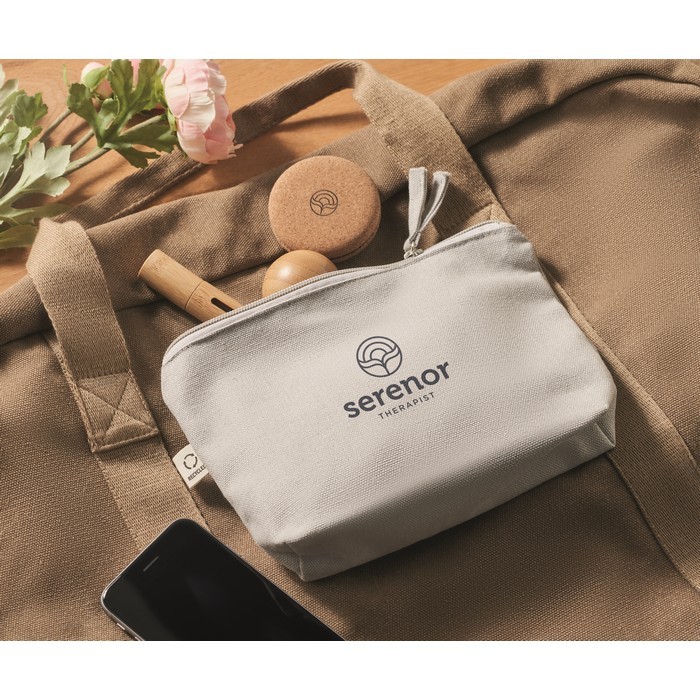 Neceser hecho de tejidos reciclados con cremallera a juego color gris segunda vista bodegón principal Neceser hecho de tejidos reciclados con cremallera a juego color gris segunda vista bodegón principal