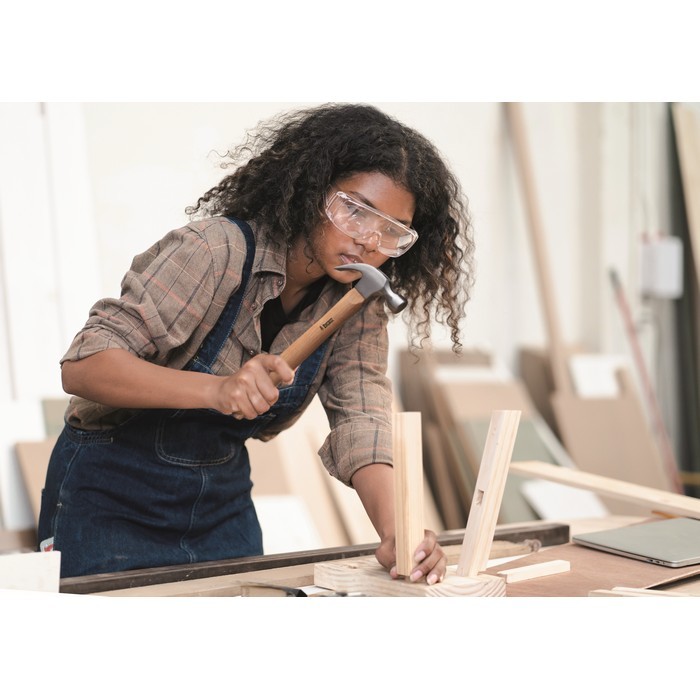 Clásico martillo de carpintero de madera y cabeza de acero color madera segunda vista bodegón 2