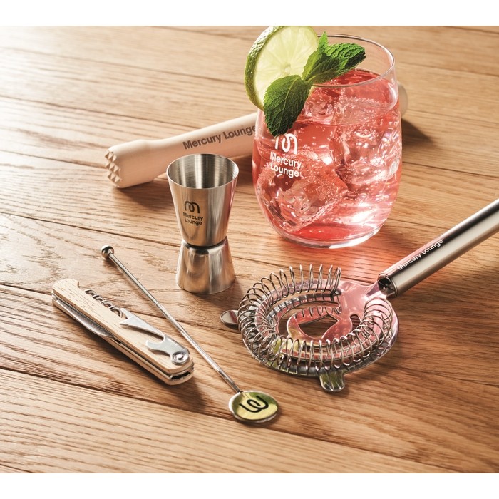 Kit para cóctel con 5 instrumentos claves en una bolsa de algodón color beige vista bodegón principal Kit para cóctel con 5 instrumentos claves en una bolsa de algodón color beige vista bodegón principal