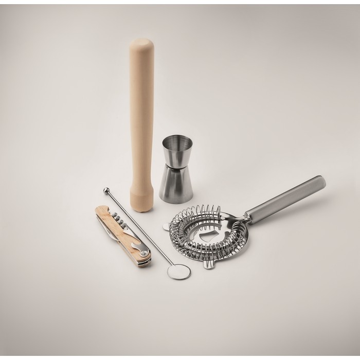 Kit para cóctel con 5 instrumentos claves en una bolsa de algodón color beige vista fotografía Kit para cóctel con 5 instrumentos claves en una bolsa de algodón color beige vista fotografía