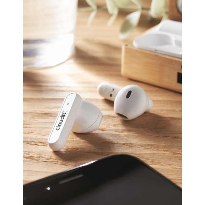 Auriculares inalámbricos con micrófono en estuche de bambú color madera vista bodegón principal Auriculares inalámbricos con micrófono en estuche de bambú color madera vista bodegón principal