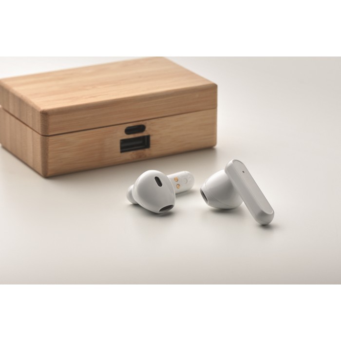 Auriculares inalámbricos con micrófono en estuche de bambú color madera vista fotografía cuarta vista Auriculares inalámbricos con micrófono en estuche de bambú color madera vista fotografía cuarta vista
