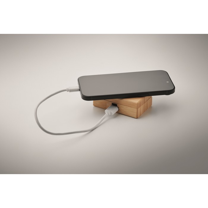 Auriculares inalámbricos con micrófono en estuche de bambú color madera vista fotografía Auriculares inalámbricos con micrófono en estuche de bambú color madera vista fotografía