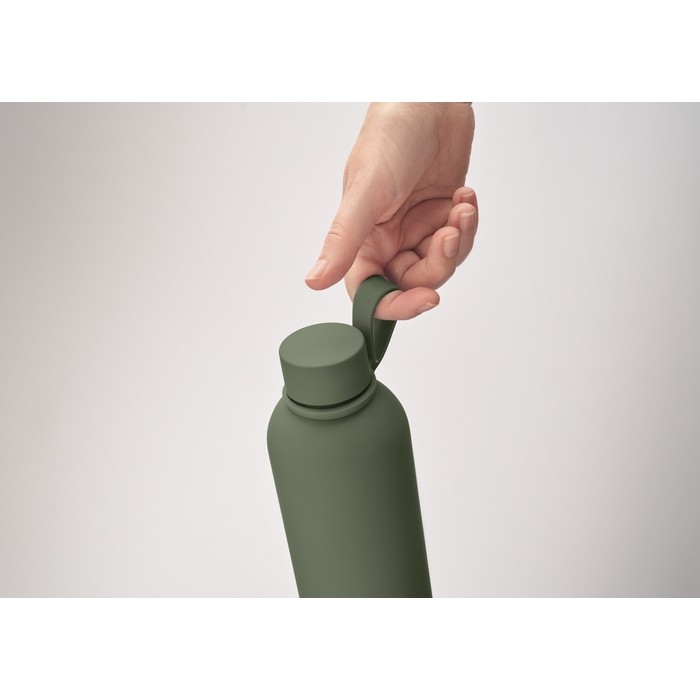 Botella termo de acero inoxidable reciclado con acabado caucho 500ml color verde oscuro vista fotografía cuarta vista Botella termo de acero inoxidable reciclado con acabado caucho 500ml color verde oscuro vista fotografía cuarta vista