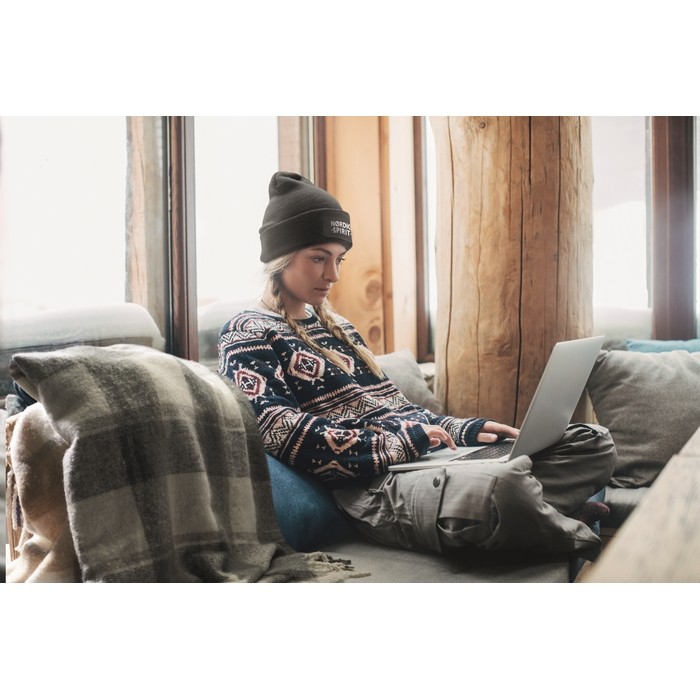 Gorro unisex de poliéster RPET con parche para personalización color negro vista bodegón principal Gorro unisex de poliéster RPET con parche para personalización color negro vista bodegón principal