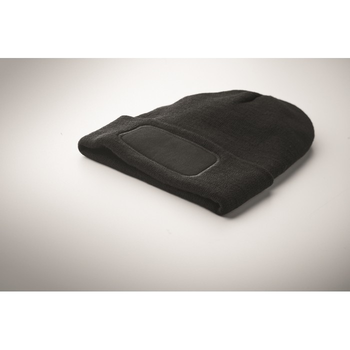 Gorro unisex de poliéster RPET con parche para personalización color negro vista fotografía cuarta vista Gorro unisex de poliéster RPET con parche para personalización color negro vista fotografía cuarta vista