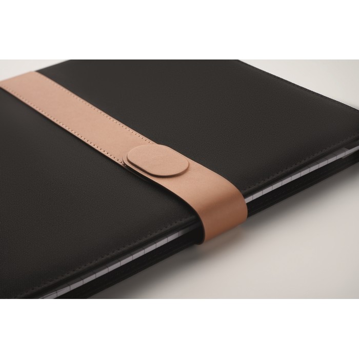 Portafolio de RPET con cierre magnético y páginas rayadas A4 color negro vista fotografía quinta vista