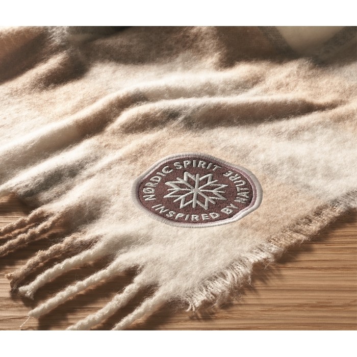 Manta de poliéster RPET con diseño de cuadros y flecos en el borde color beige cuarta vista bodegón Manta de poliéster RPET con diseño de cuadros y flecos en el borde color beige cuarta vista bodegón