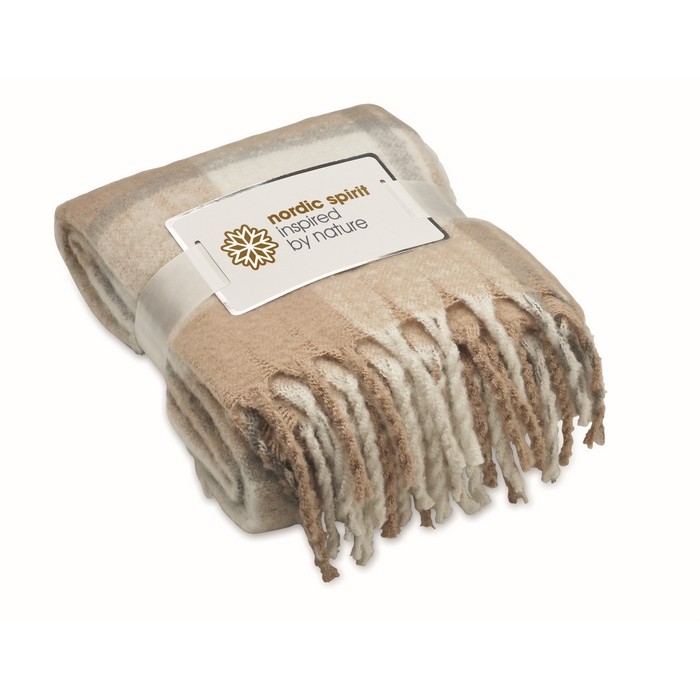 Manta de poliéster RPET con diseño de cuadros y flecos en el borde color beige vista principal Manta de poliéster RPET con diseño de cuadros y flecos en el borde color beige vista principal