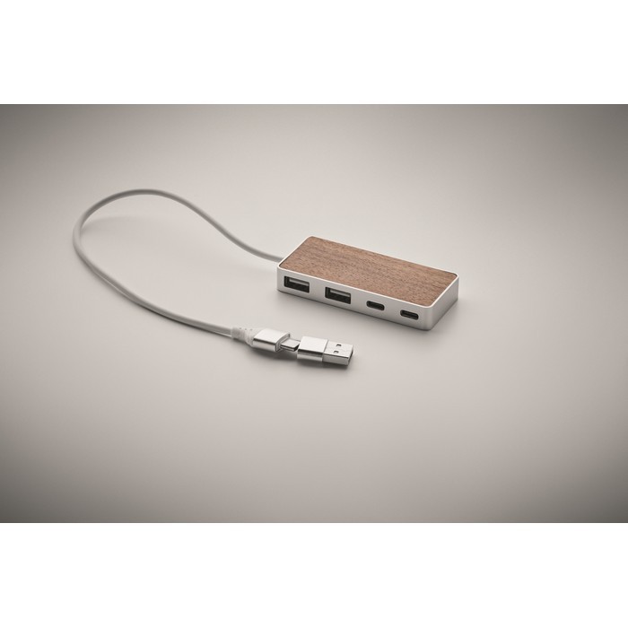 Hub de 4 puertos hecho de aluminio reciclado con detalle en nogal color madera vista fotografía cuarta vista