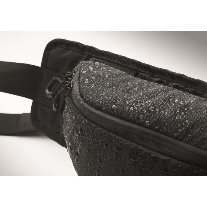 Riñonera de nylon resistente al agua con parte trasera ventilada color negro vista fotografía segunda vista Riñonera de nylon resistente al agua con parte trasera ventilada color negro vista fotografía segunda vista