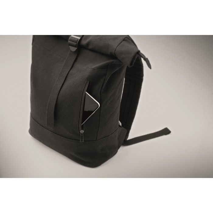 Mochila roll-top para portátil de algodón reciclado 15'' color negro vista fotografía quinta vista Mochila roll-top para portátil de algodón reciclado 15'' color negro vista fotografía quinta vista