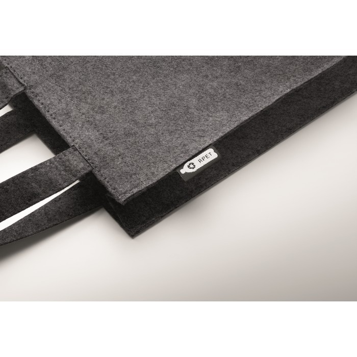 Bolsa pequeña de fieltro RPET con fuelle y asas cortas color gris oscuro vista fotografía cuarta vista Bolsa pequeña de fieltro RPET con fuelle y asas cortas color gris oscuro vista fotografía cuarta vista