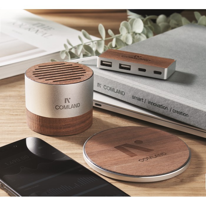 Altavoz inalámbrico de aluminio reciclado con detalles en nogal color madera vista bodegón principal Altavoz inalámbrico de aluminio reciclado con detalles en nogal color madera vista bodegón principal