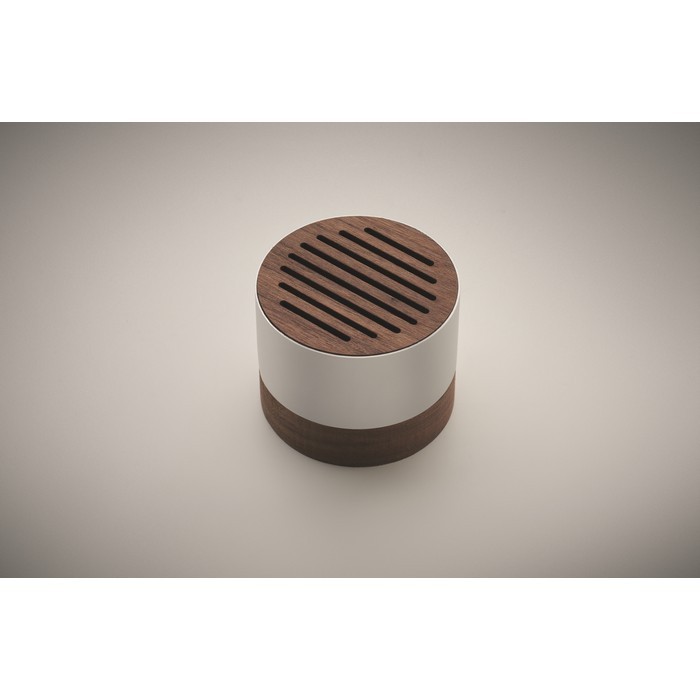 Altavoz inalámbrico de aluminio reciclado con detalles en nogal color madera vista fotografía tercera vista Altavoz inalámbrico de aluminio reciclado con detalles en nogal color madera vista fotografía tercera vista