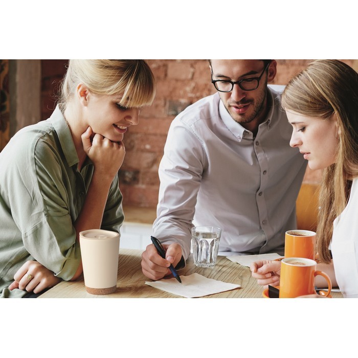 Vaso para llevar de doble pared con detalle de corcho en la base 300ml color beige segunda vista bodegón Vaso para llevar de doble pared con detalle de corcho en la base 300ml color beige segunda vista bodegón
