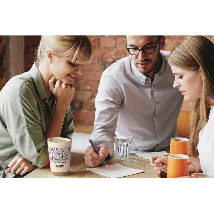 Vaso para llevar de doble pared con detalle de corcho en la base 300ml color beige segunda vista bodegón 2 Vaso para llevar de doble pared con detalle de corcho en la base 300ml color beige segunda vista bodegón 2