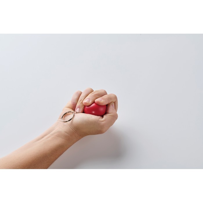 Llavero con un antiestrés en forma de bola en varios colores color rojo vista fotografía tercera vista