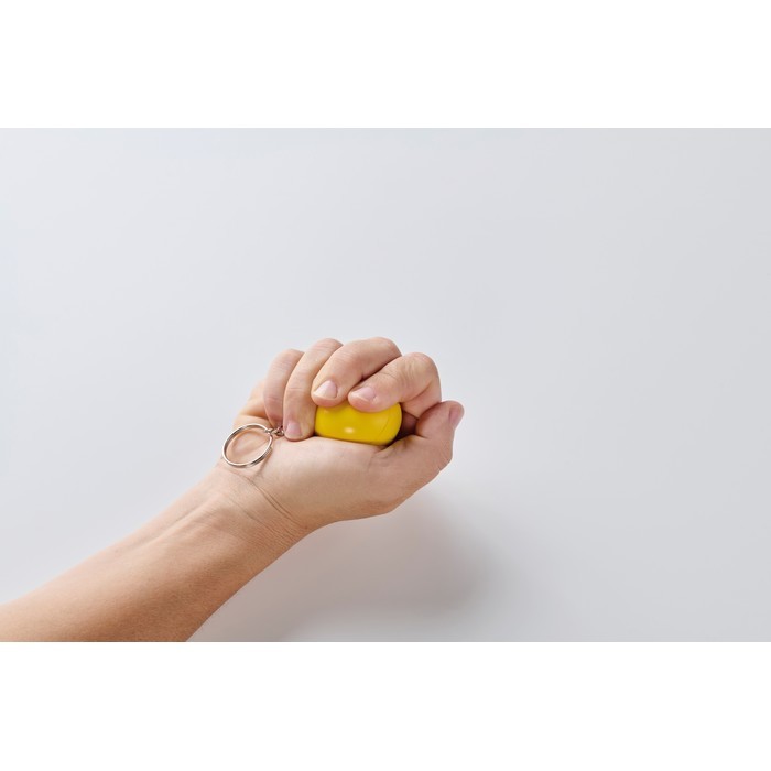 Llavero con un antiestrés en forma de bola en varios colores color amarillo vista fotografía tercera vista