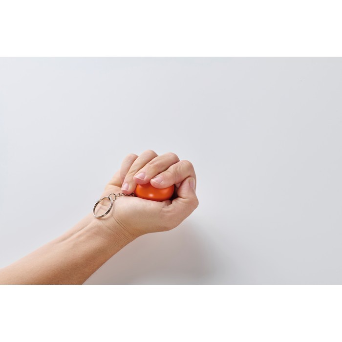 Llavero con un antiestrés en forma de bola en varios colores color naranja tercera vista