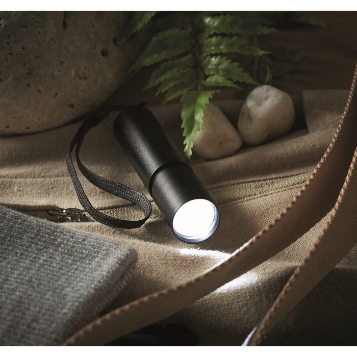 Linterna recargable con 3 ajustes de luz y función de acercar y alejar color negro vista bodegón