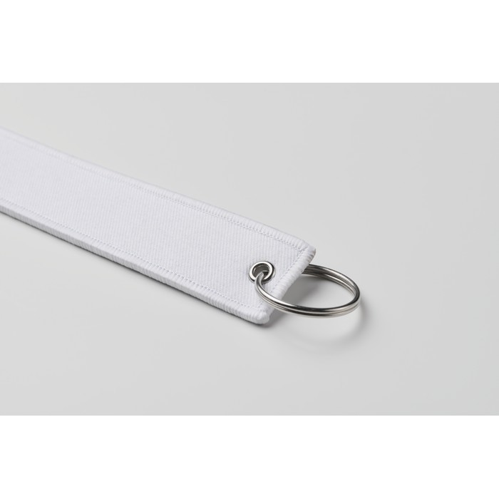 Llavero rectangular hecho de tela poliéster en varios colores color blanco vista fotografía tercera vista Llavero rectangular hecho de tela poliéster en varios colores color blanco vista fotografía tercera vista