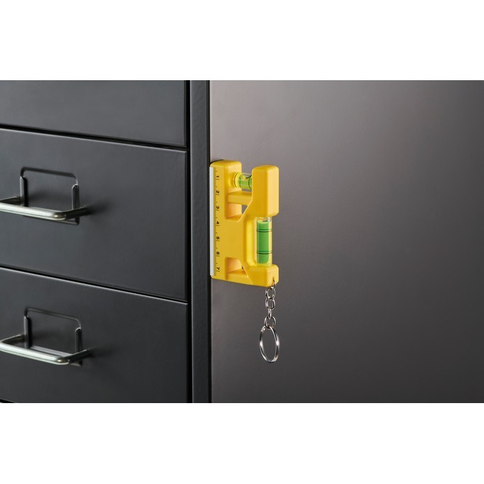 Llavero con doble nivel de burbuja, regla de 7cm  y base magnética color amarillo vista fotografía tercera vista