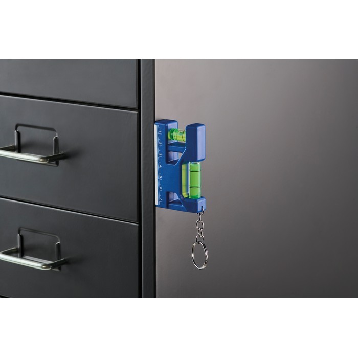 Llavero con doble nivel de burbuja, regla de 7cm  y base magnética color azul real vista fotografía tercera vista