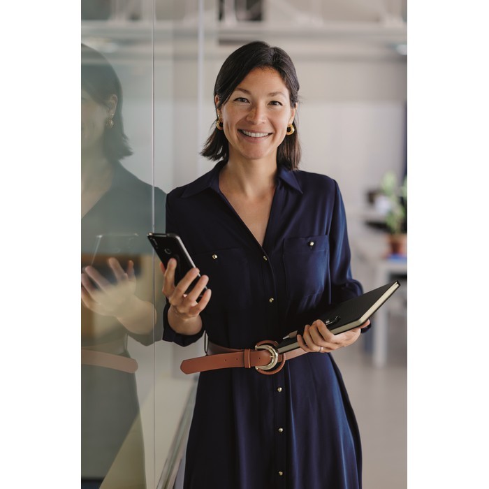 Libreta y bolígrafo con banda elástica para móvil y páginas a rayas A5 color negro segunda vista bodegón